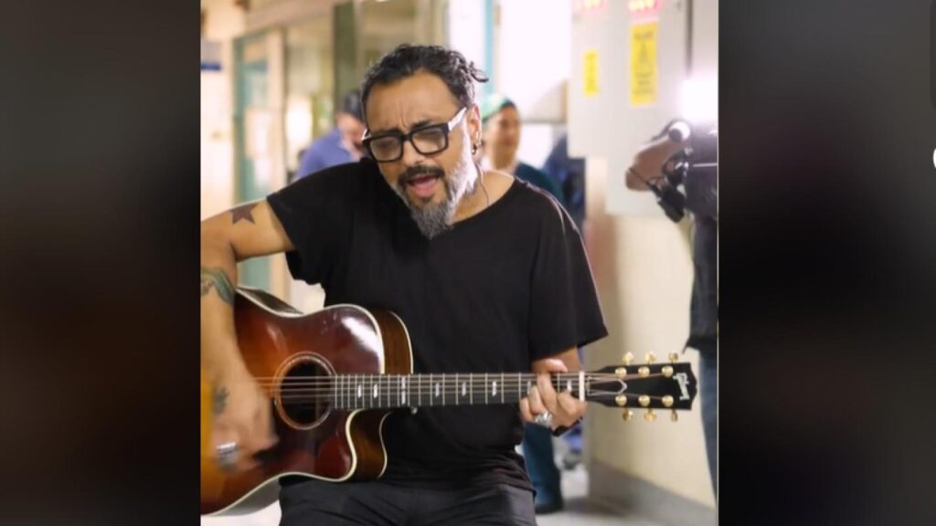 [VIDEO] El vocalista de Lucybell Claudio Valenzuela da emotivo concierto desde hospital
