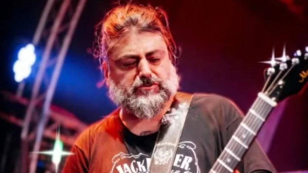 Expulsan a guitarrista de icónica banda punk por apoyar a Milei