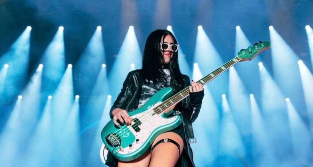 Luli Bass, la extraordinaria bajista que se robó todas las miradas en el retorno de Los Piojos al Quilmes Rock