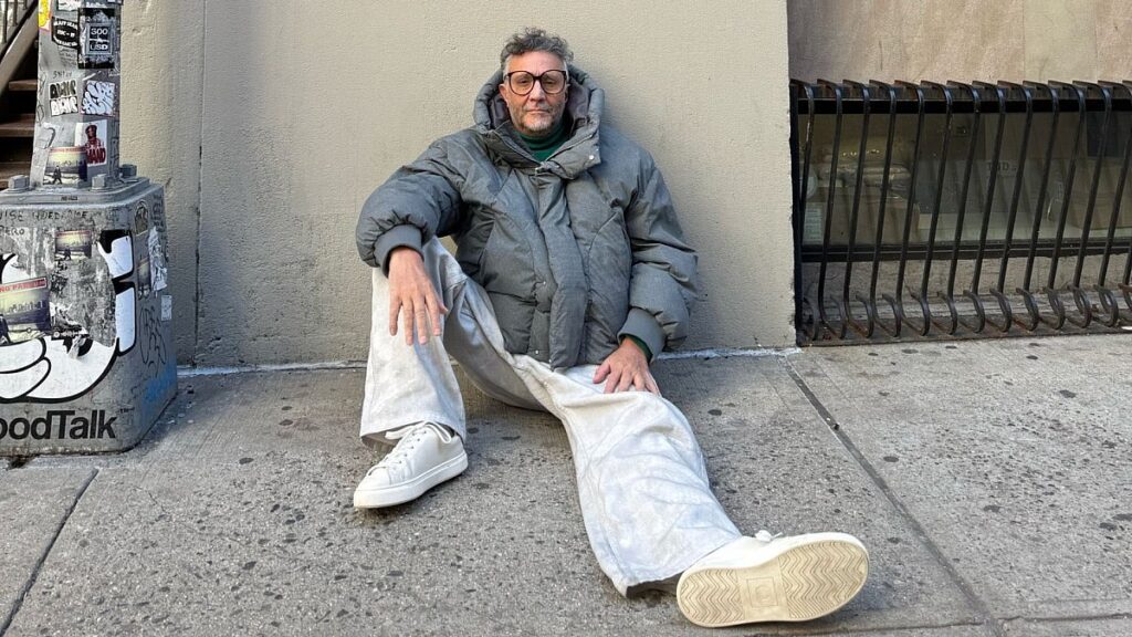 Fito Páez visita la “Esquina Charly García” en Nueva York y rinde homenaje a “Clics Modernos”​
