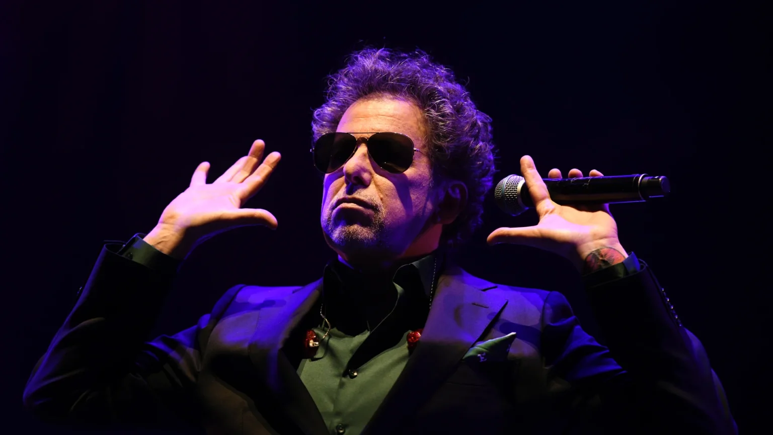[VIDEO] Un mosqueado Andrés Calamaro abandonó concierto tras ser abucheado