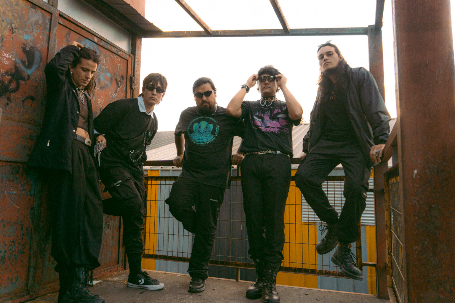 Narcóticos reinventa "Lobo-Hombre en París" con energía post-punk y prepara su álbum Castillo Gótico