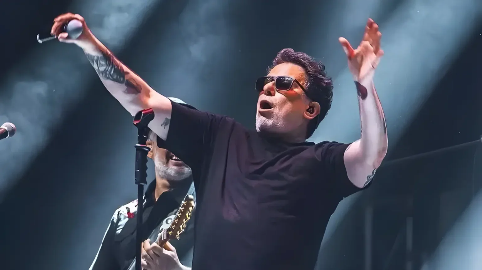 https://latamrock.com/wp-content/uploads/2025/06/calamaro-santiago-rocks-1536x863.webp