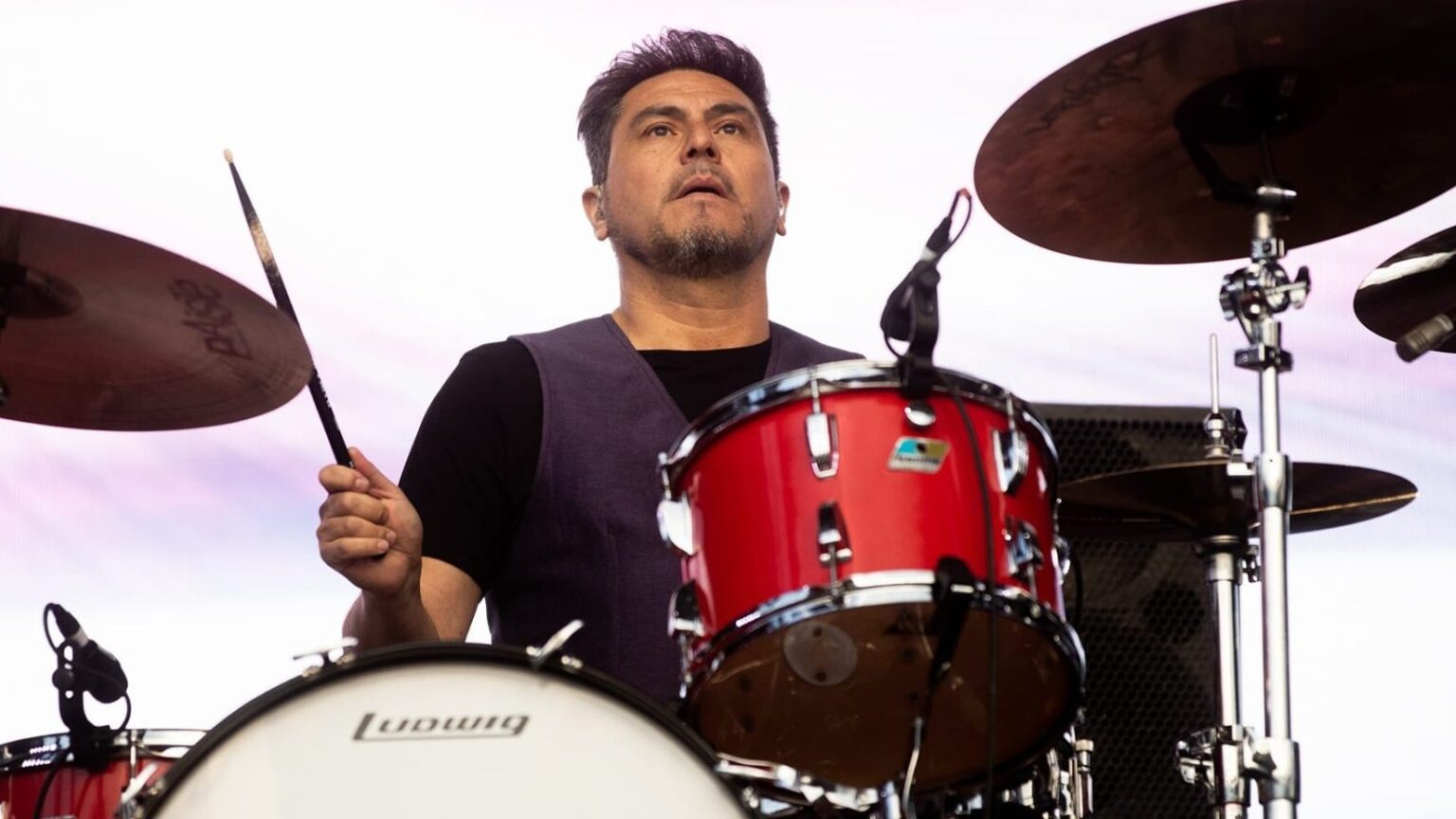 ¡Bombazo! Mauricio Basualto, ex baterista de Los Bunkers, regresa a la música con nueva banda